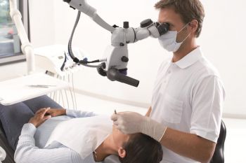 Mikroskop CarlZeiss lekarz stomatolog przy pracy